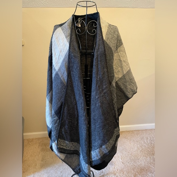 NWT Woolrich Black & Gray Plaid Cape Poncho Shawl Wrap One Size OS Reversible - Picture 1 of 4